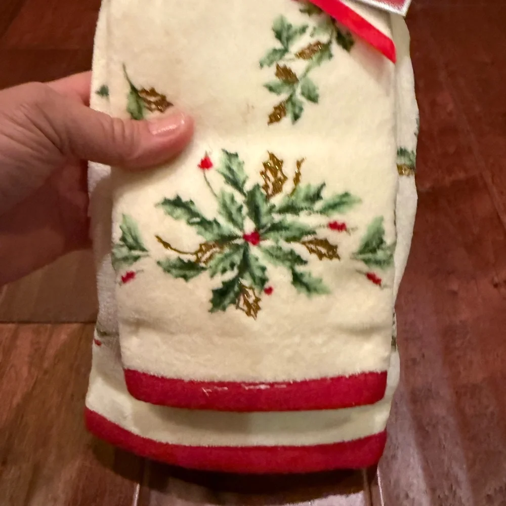 Lenox Set of 4 Holiday Towels 2 Hand & 2 Fingertip